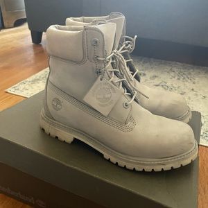 Gently worn grey Timberland women’s size 8